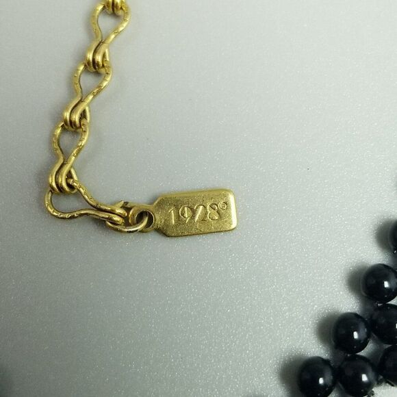 Vintage 1928 Flower Pendant and Black Beaded Necklace with Adjustable Clasp - Picture 4 of 8